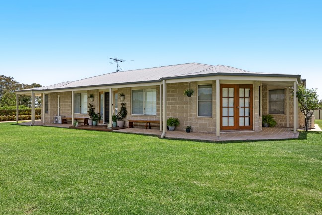 Large, Modern & Versatile, Impeccably Presented Home with Dual Living Potential