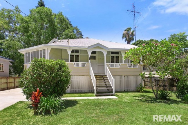 Fully Restored 3 bedroom Queenslander with sunroom - short walk to town.