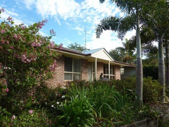 Three bedroom home in quiet cul-de-sac with large 6m x 9m shed.