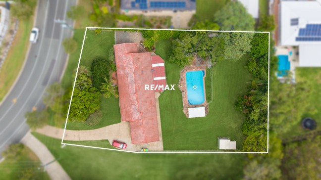 SPACE, PRIVACY & POOL ON 2,024m² BLOCK!