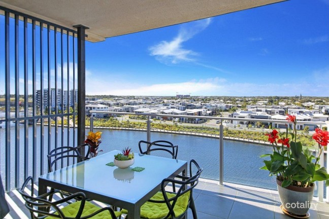 Modern 2 bedroom, 2 bathroom apartment minutes walk to Sunshine Coast University Hospital.