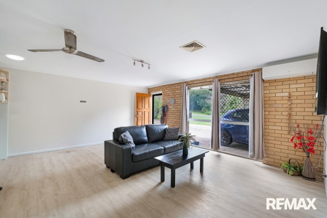 Low Maintenance Townhome in Private & Central Setting