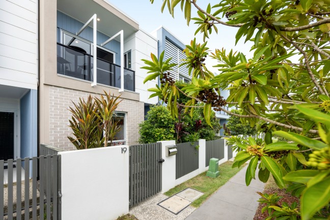 SLEEK MODERN LIVING IN SOUGHT AFTER PARK LOCATION