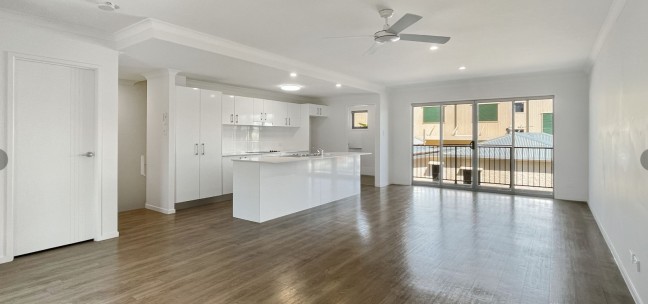 Modern 3 bedroom Townhouse Near Coles Shopping Precinct