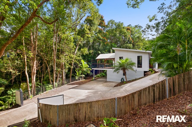 Contemporary Hinterland Retreat on 1,972sqm in Nambour Heights