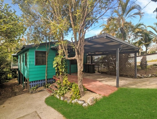 Charming & Tidy 3 Bedroom Home with Air Conditioning and Large yard