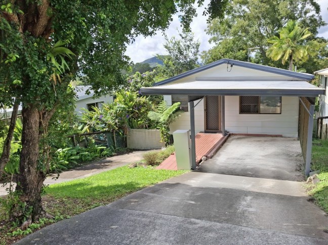 Charming & Tidy 3 Bedroom Home with Air Conditioning and Large yard