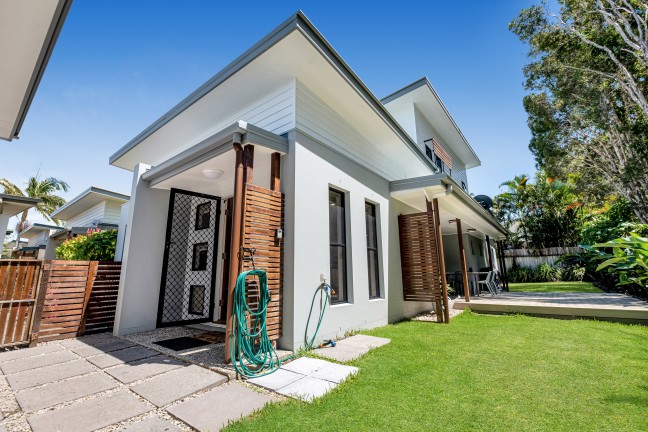 Neat & tidy 3 bedroom townhouse in quiet cul-de-sac walking distance to beach.