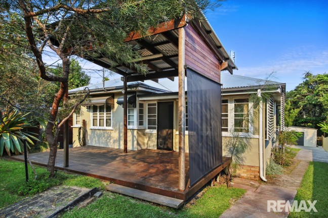 Cute 3 bedroom cottage with large 2.5 bay shed plus single car garage/workshop.