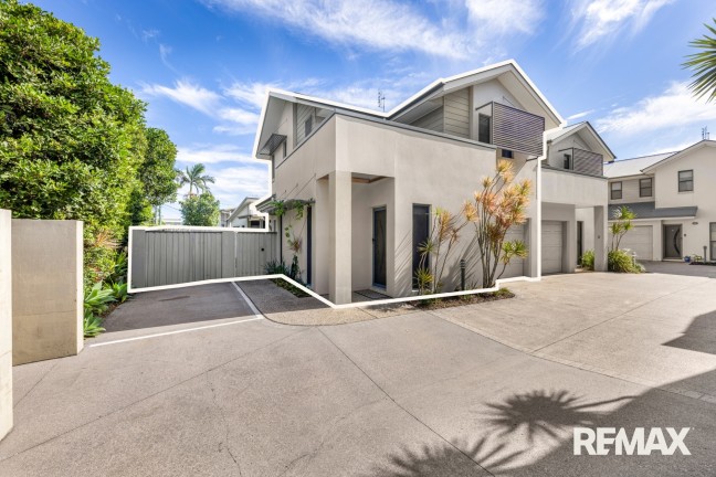 River-Side Townhouse with Courtyard Privacy & Central Maroochydore Access