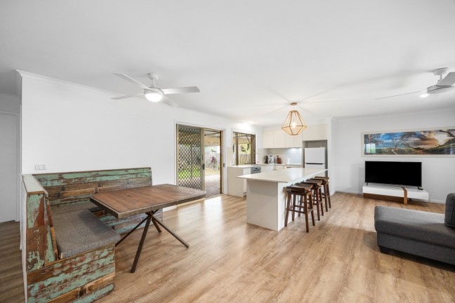 RENOVATED COASTAL RETREAT ON 782M2 BLOCK