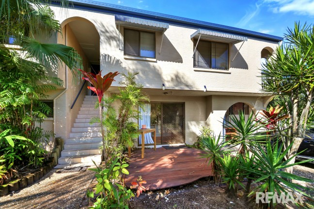 Modern 2 bedroom unit just 400 metres from the beach.