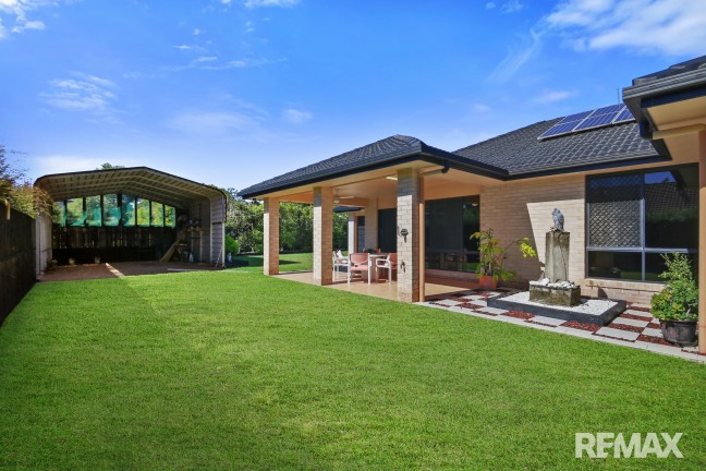 LARGE FAMILY HOME, SIDE ACCESS & HUGE CARAVAN/BOAT SHELTER!