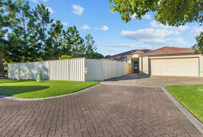 Spacious 4 Bedroom Family Home with Privacy and walking distance to Kawana Shoppingworld