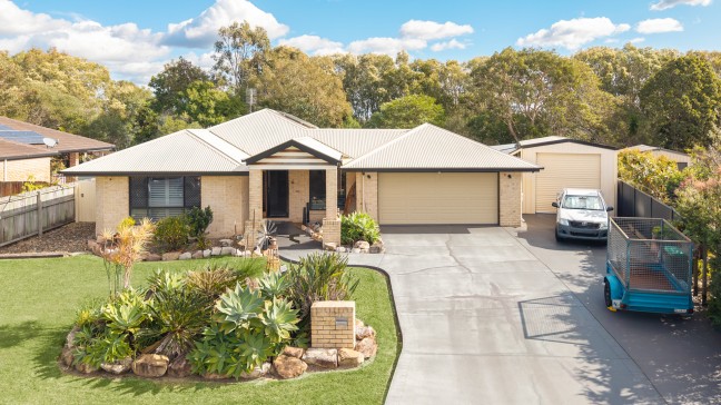LARGE SHED, POOL & ROOM FOR EVERYONE ON THIS 700m2 BLOCK!