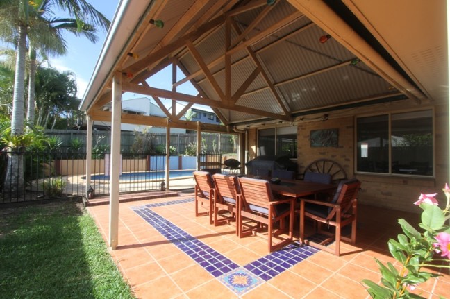 FAMILY HOME WITH IN-GROUND SWIMMING POOL