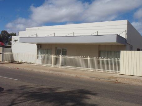 Low Maintenance, Close to Schools & Shops!