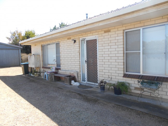 Neat 2 bedroom unit close to golf course and race course!