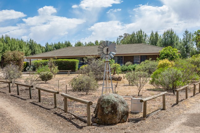 Comfortable Country Lifestyle Awaits