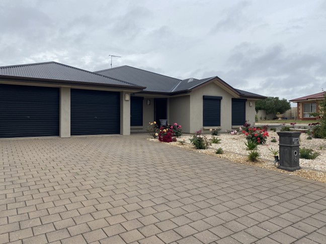 4 bedroom home in quiet Estate. Close to Freeway exit and Solar panels for Power Saving!