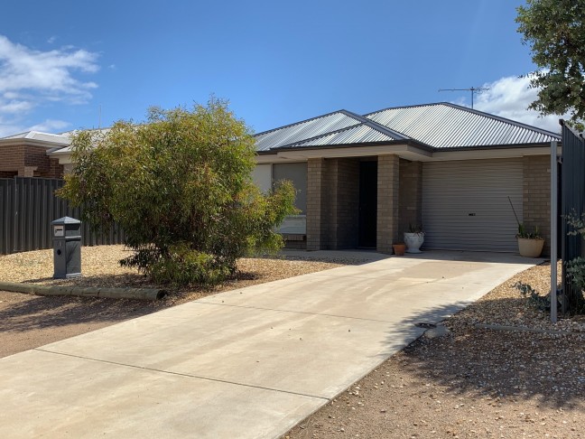 Modern Home, Short Drive to freeway! - APPLICATIONS CLOSED