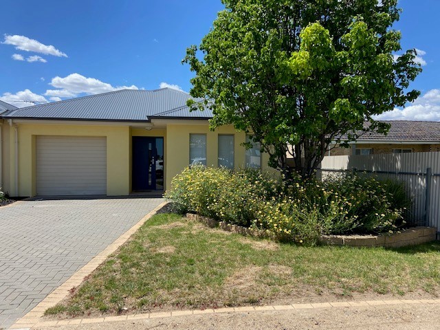 Courtyard home located near golfcourse.