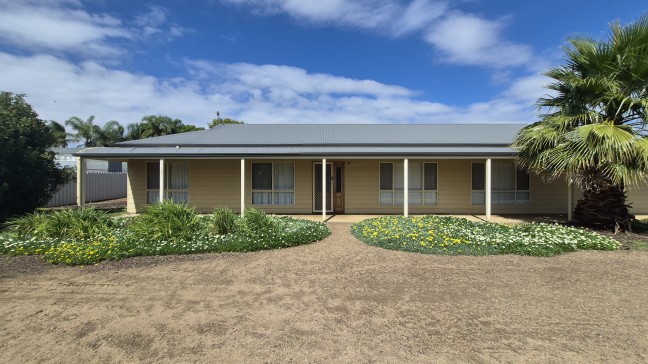 Spacious & Versatile Family Living with Separate Retreat