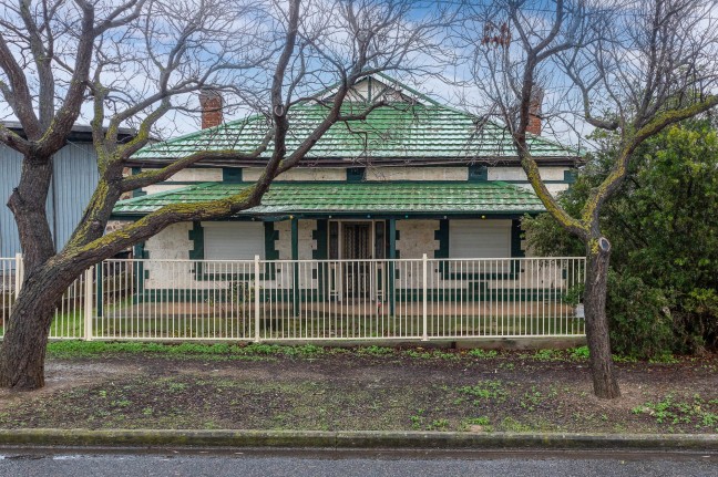 Symmetrical Villa - Renovator / Developer