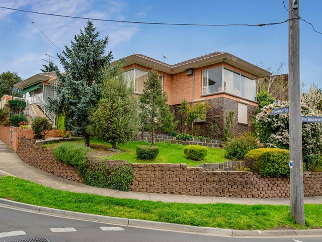 Corner block of 738sqm (approx)!