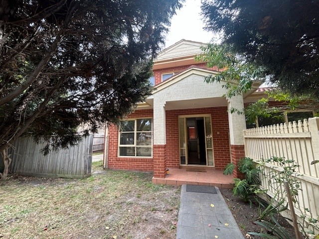 Quality/ Spacious Townhouse!
