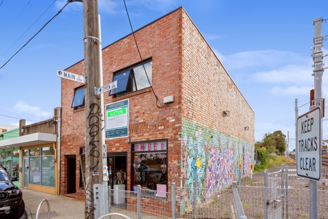 Upstairs Shop/Versatile Space!!