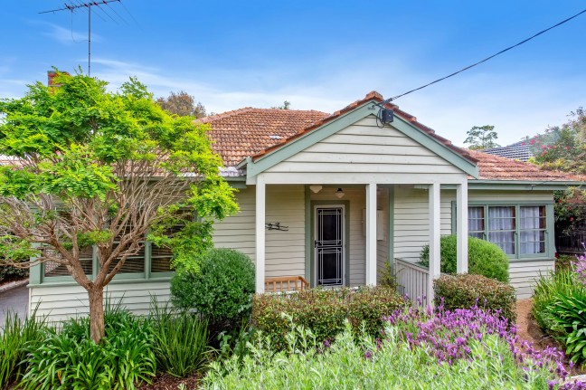Entertainer's Dream in Leafy Locale