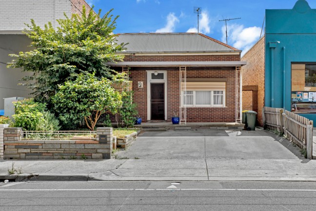 Incredible Location, HUGE Block!