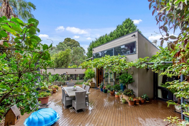 A Family Sanctuary with Studio & HUGE Workshop!