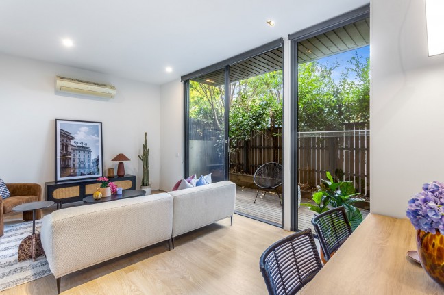 Glamorous Townhouse, Ideal Location!
