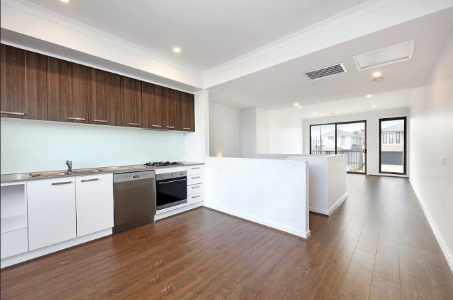 Huge Townhouse in Tranquil Location!!
