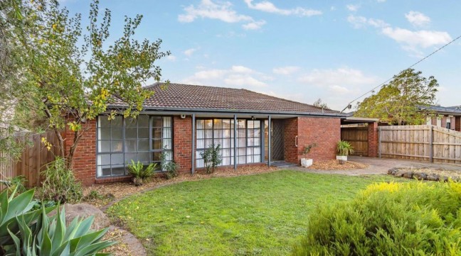 Large Family Home in Court Locale!
