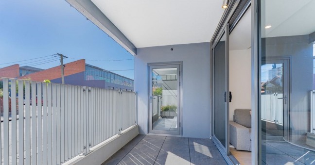 Ground Floor apartment with Street Access!