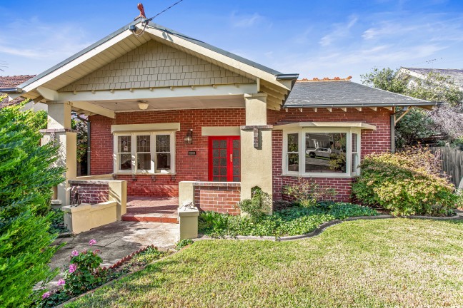 Heritage Elegance on an Expansive Bayside Block