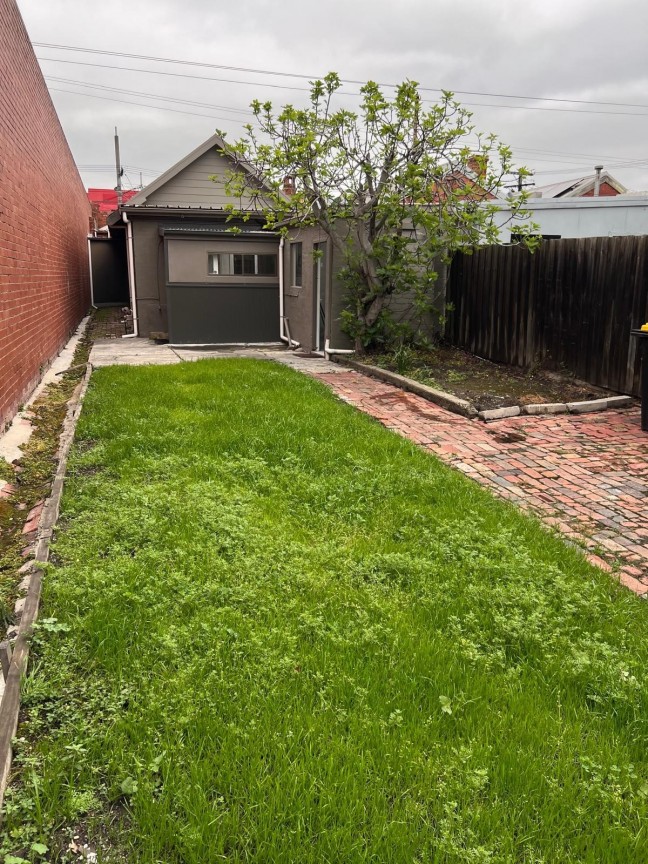 Opportunity to add your personal touch on the border of Brunswick and Coburg!
