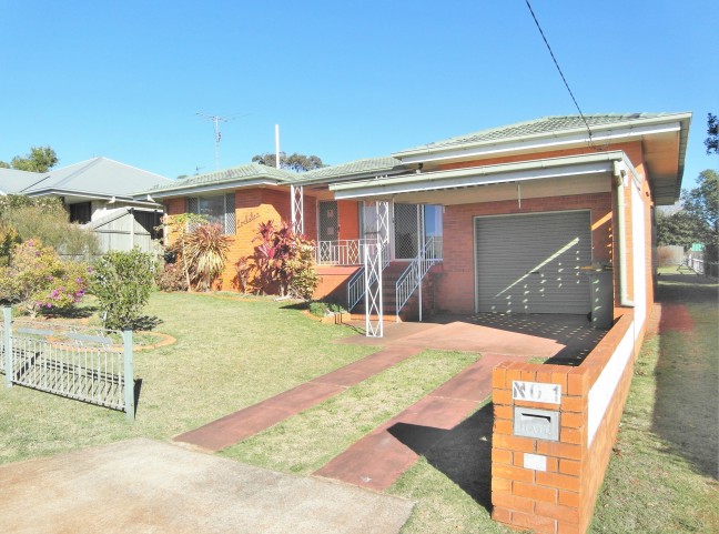 Solid Brick Family Home -Walk to Centenary Heights School