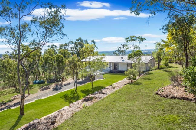 Lifestyle Property - 2 acres - Pool - Stunning Views!