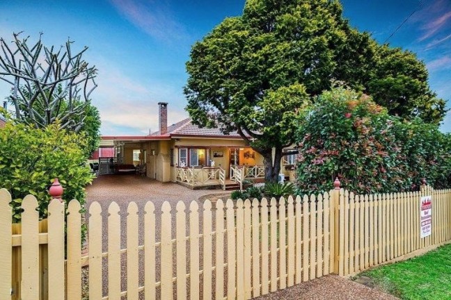 Impressive Family Home on 1282m2 with a 12m x 7m Shed!