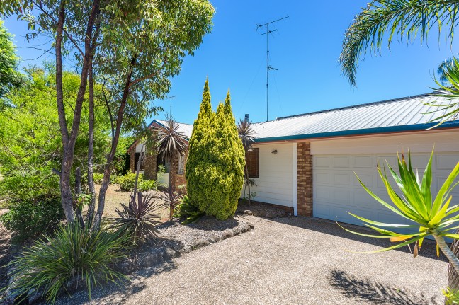 Spacious Family Home - Walk to Parkland!