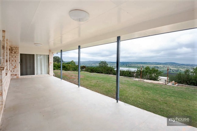 Extensive Home on a Private 2,606m2 with Countryside Views!