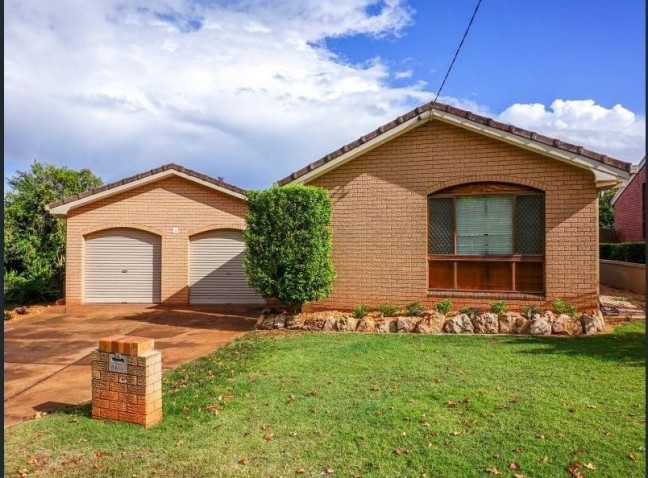Large Family Brick Home in Brilliant Location!