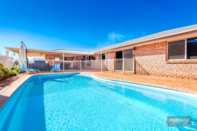 Huge Family Home- Entertainers Dream with a Heated Pool!!