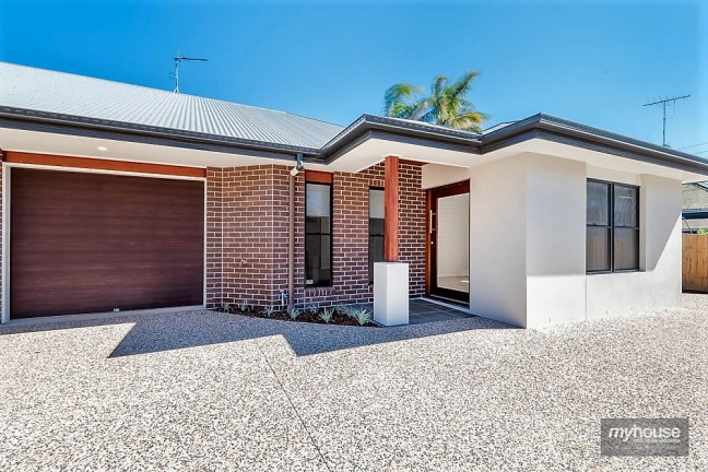 Designer Duplex Unit in Convenient Eastside Location!