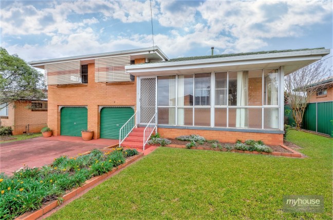 Immaculate Split Level Brick - Walk to Wilsonton Shops