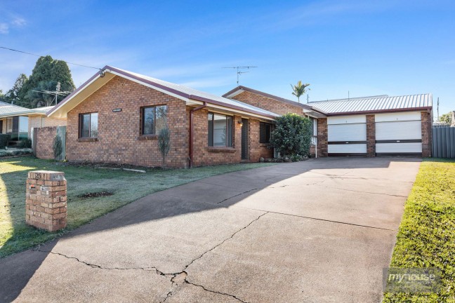 Stylish Duplex Unit with Stunning Features!